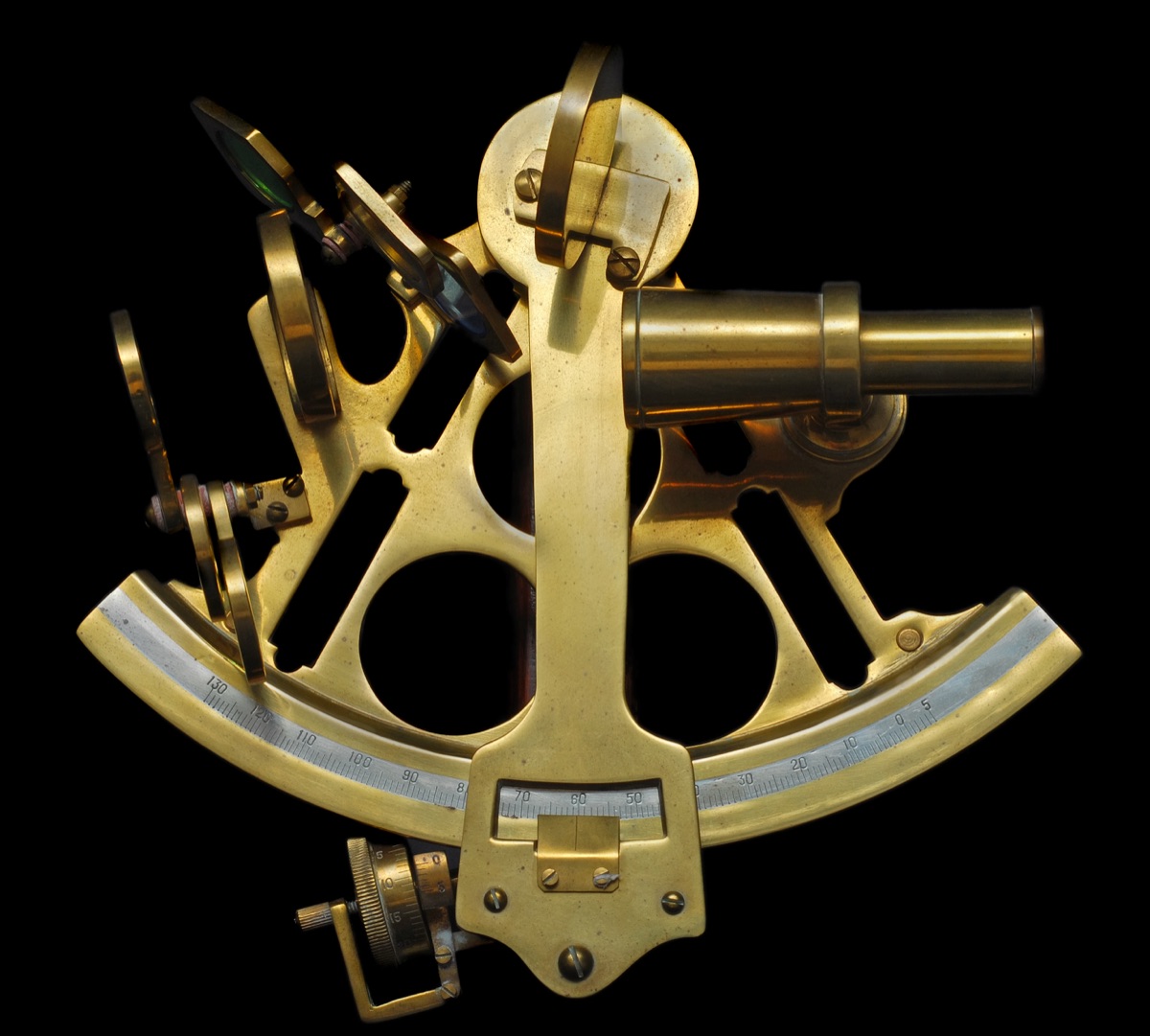 Messing-Sextant auf schwarzem Grund